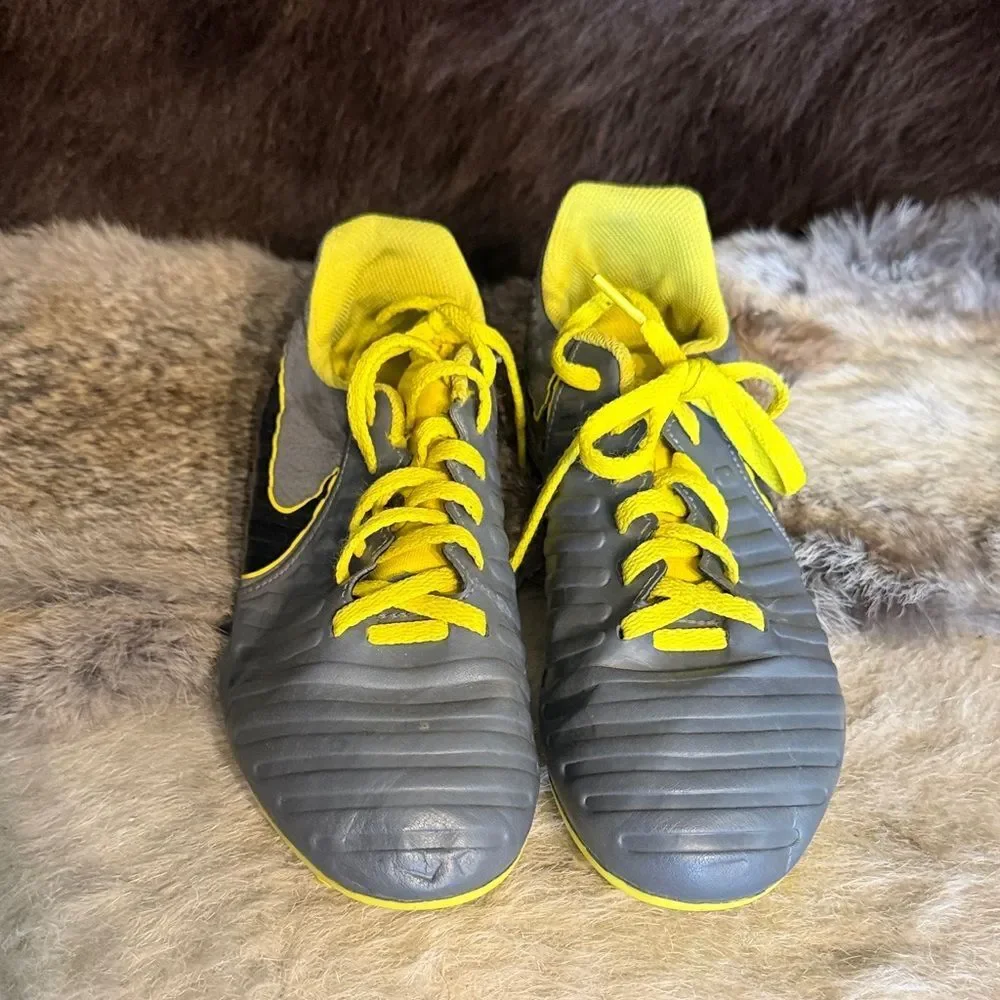 Gray and Yellow Athletic Sneakers 5.5 (BK7)